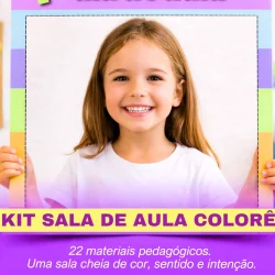 Criança sorridente em sala de aula colorida e educativa.
