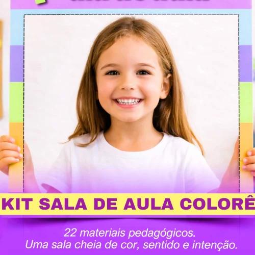 Criança sorridente em sala de aula colorida e educativa.