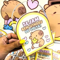 Lembrancinha de volta às aulas com capivara fofa e mensagem de boas-vindas.