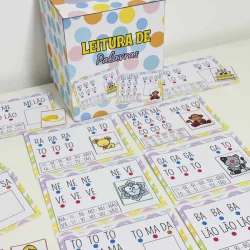 Caixa de leitura de palavras educativas com cartões ilustrados para crianças.