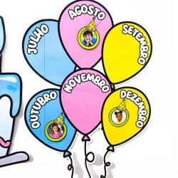 Balões com meses do ano e fotos de crianças comemorando aniversário.