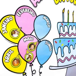 Balões com nomes dos meses e fotos de crianças para comemoração de aniversário.