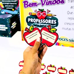 Painel de boas-vindas para professores na escola.