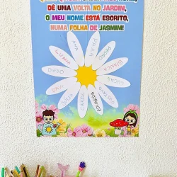 Painel com nomes de crianças em pétalas de flor coloridas.
