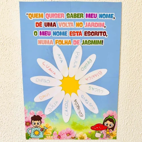 Painel com nomes em pétalas de flor e frase motivacional para crianças.