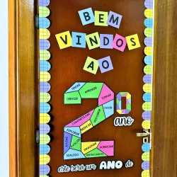 Decorativo na porta com palavras motivacionais para crianças.