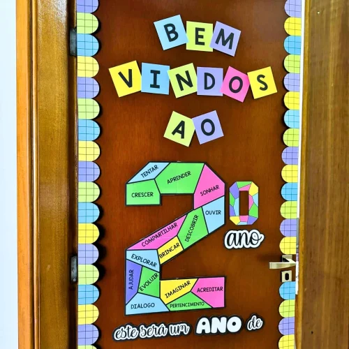 Decorativo na porta com palavras motivacionais para crianças.