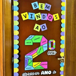 Porta de entrada decorada com letras coloridas e números para boas-vindas.