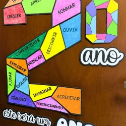 Porta de Acolhida com mosaico colorido e palavras de aprendizagem e crescimento.
