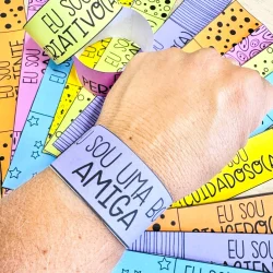 Bracelete com mensagem de amizade e inclusão social.