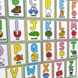 Alfabeto ilustrado com imagens e letras coloridas para crianças.