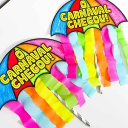 Chapéus de Carnaval com fitas coloridas e mensagem de chegada do Carnaval.
