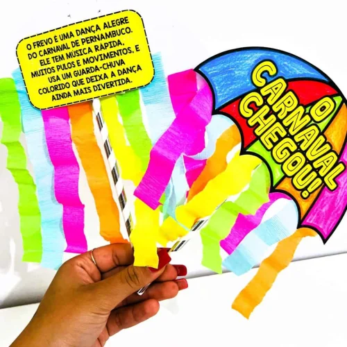 Decoração de Carnaval com papel colorido e guarda-chuva de papel.