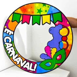 Enfeite de Carnaval colorido com tema infantil e máscara.