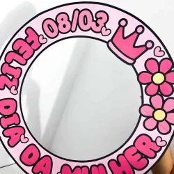 Círculo rosa com mensagem e decoração de flores para o Dia da Mulher.
