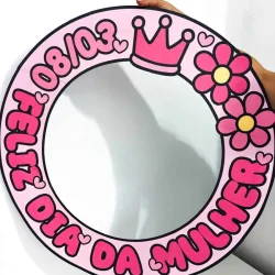 Espelho decorativo com mensagem de homenagem ao Dia da Mulher.