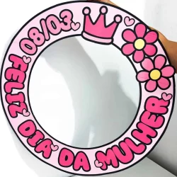 Espelho decorativo com mensagem e símbolos do Dia da Mulher.