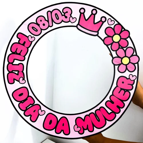 Espelho decorativo com mensagem de homenagem às mulheres.