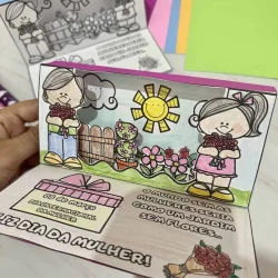Cartão de jardim 3D com crianças, sol, flores e mensagem de homenagem.