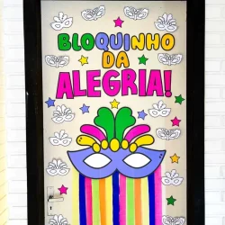 Decoração de porta com máscara colorida e tema de Carnaval.