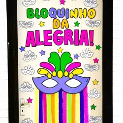 Decoração de porta com máscara de carnaval colorida e frases alegres.