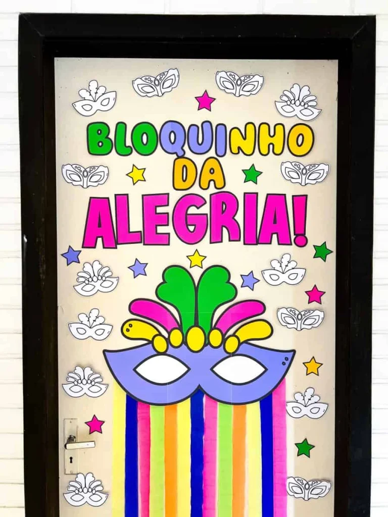 Decoração de Porta com Máscaras de Carnaval — foto 3