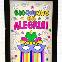 Decoração de porta com máscara colorida e tema de alegria para Carnaval.