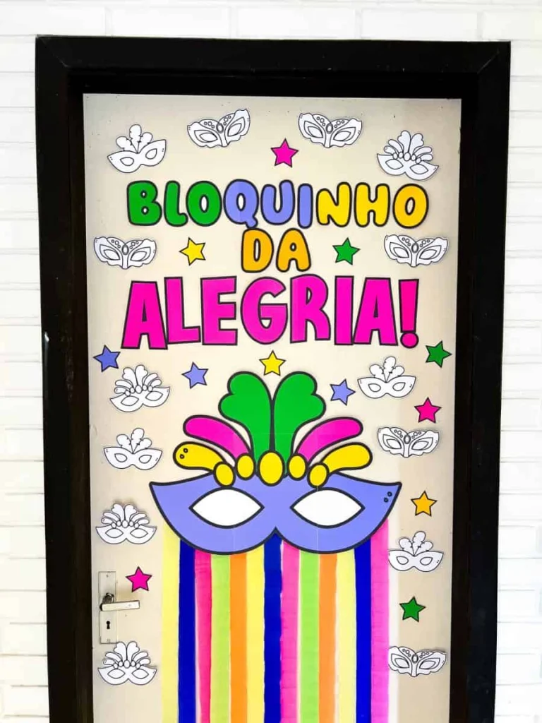 Decoração de Porta com Máscaras de Carnaval — foto 4