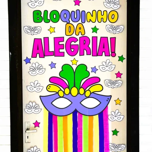 Decoração de porta com máscara de carnaval colorida e frases alegres.