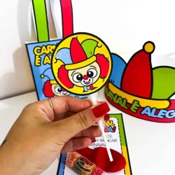 Lembrancinha de Carnaval com personagem de palhaço e acessórios coloridos.
