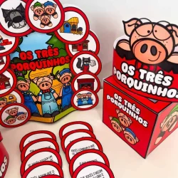 Brinquedo educativo com personagens dos Três Porquinhos para crianças.