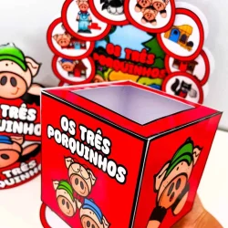 Caixa do kit com personagens de porquinhos para educação infantil.