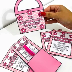 Lembrancinha de papel para o Dia da Mulher com flores e mensagem.