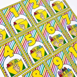 Cartelas de números de parede de 0 a 10 com giz de cera colorido.