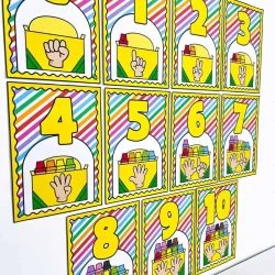 Painel de numerais de parede de 0 a 10 com giz de cera colorido.