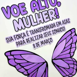 Mensagem de empoderamento feminino com asas de borboleta roxas.