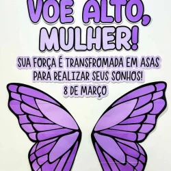 Mensagem de empoderamento feminino com asas de borboleta roxas.