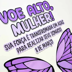 Mensagem de empoderamento feminino com asas de borboleta roxas.