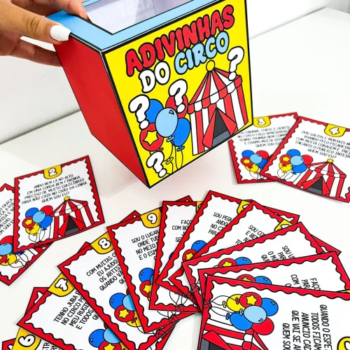 Jogo de adivinhas do circo com cartas ilustradas coloridas.
