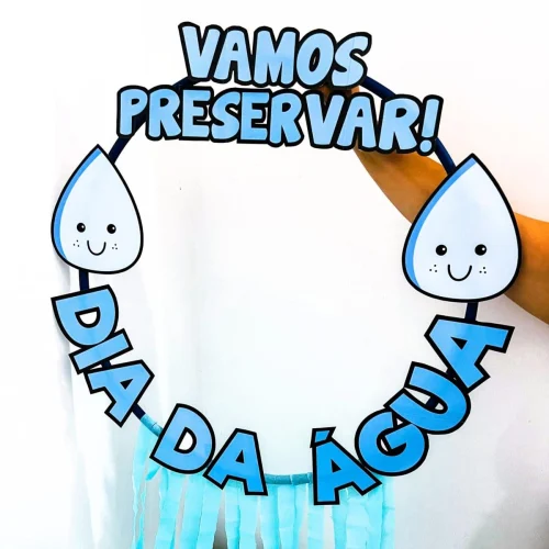 Arco decorativo com gotas de água e mensagem de preservação.