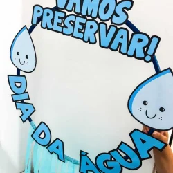 Cartaz com gotas de água sorridentes e mensagem de preservação da água.