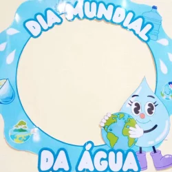 Quadro comemorativo do Dia Mundial da Água com personagem de gota d'água.