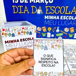Caixa de perguntas sobre o significado do dia da escola.