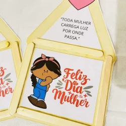 Cartão interativo com mensagem de empoderamento feminino e ilustração de menina.
