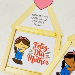 Cartão interativo com mensagem de empoderamento feminino e ilustrações de mulher.