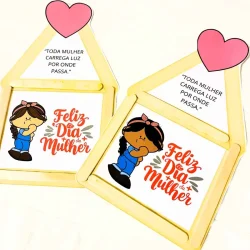 Cartão interativo com mensagem de empoderamento feminino e ilustração de mulher.