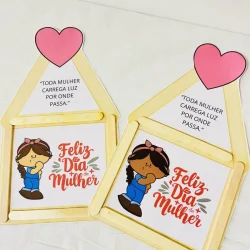 Cartões interativos com mensagens de homenagem às mulheres.