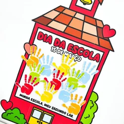 Cartaz colorido do Dia da Escola com mãos e escola ilustrada.