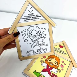 Casinha de Páscoa com Jesus, desenho infantil e mensagem de esperança.