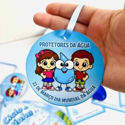 Etiqueta de proteção da água com crianças e gota d'água.
